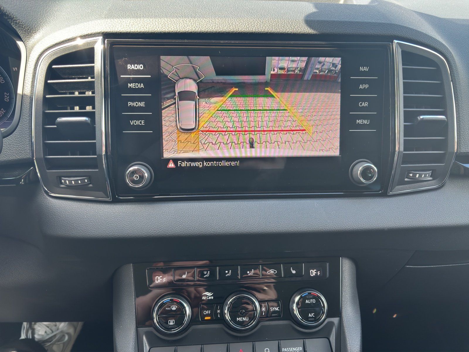Fahrzeugabbildung SKODA Karoq Balance 1,5 TSI ACC+AHK+MATRIX-LED+KAMERA