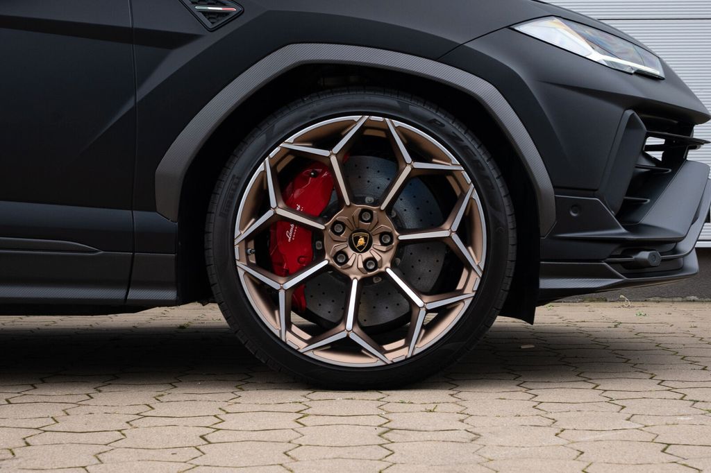 LAMBORGHINI Urus 2025