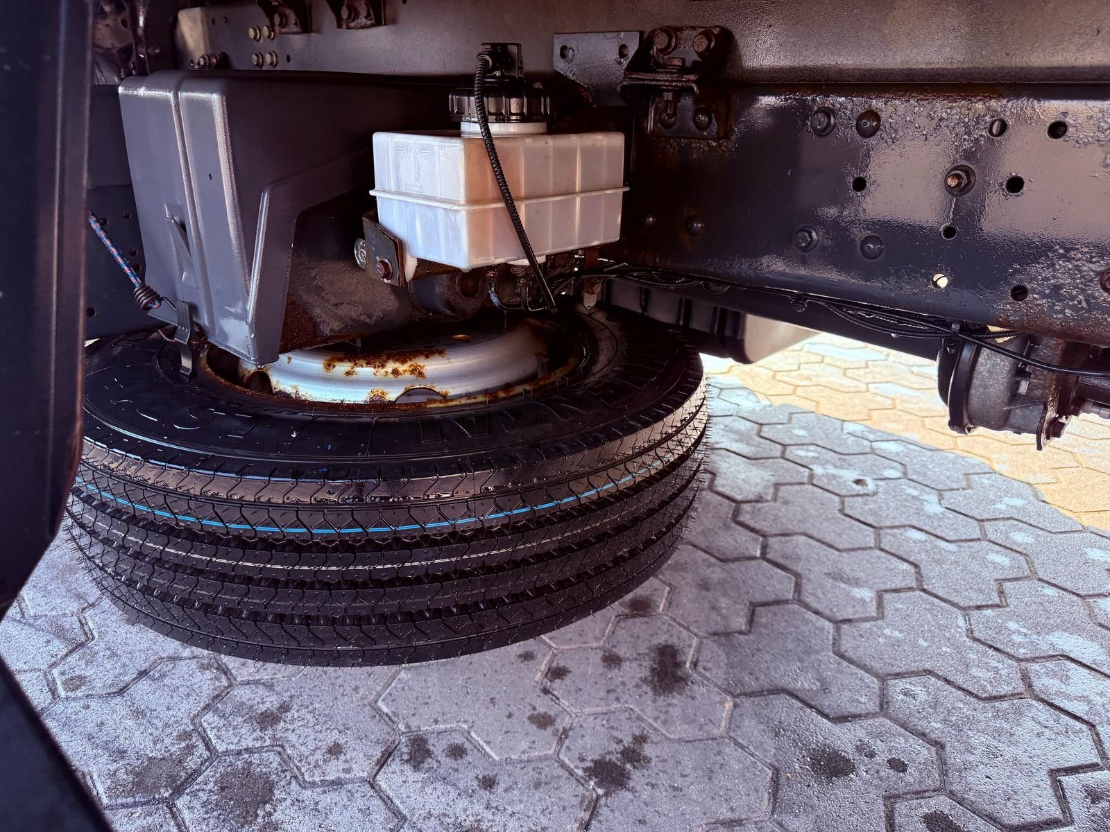 Fahrzeugabbildung Iveco EEV 80E22 EuroCargo Koffer mit Ladebordwand 1T