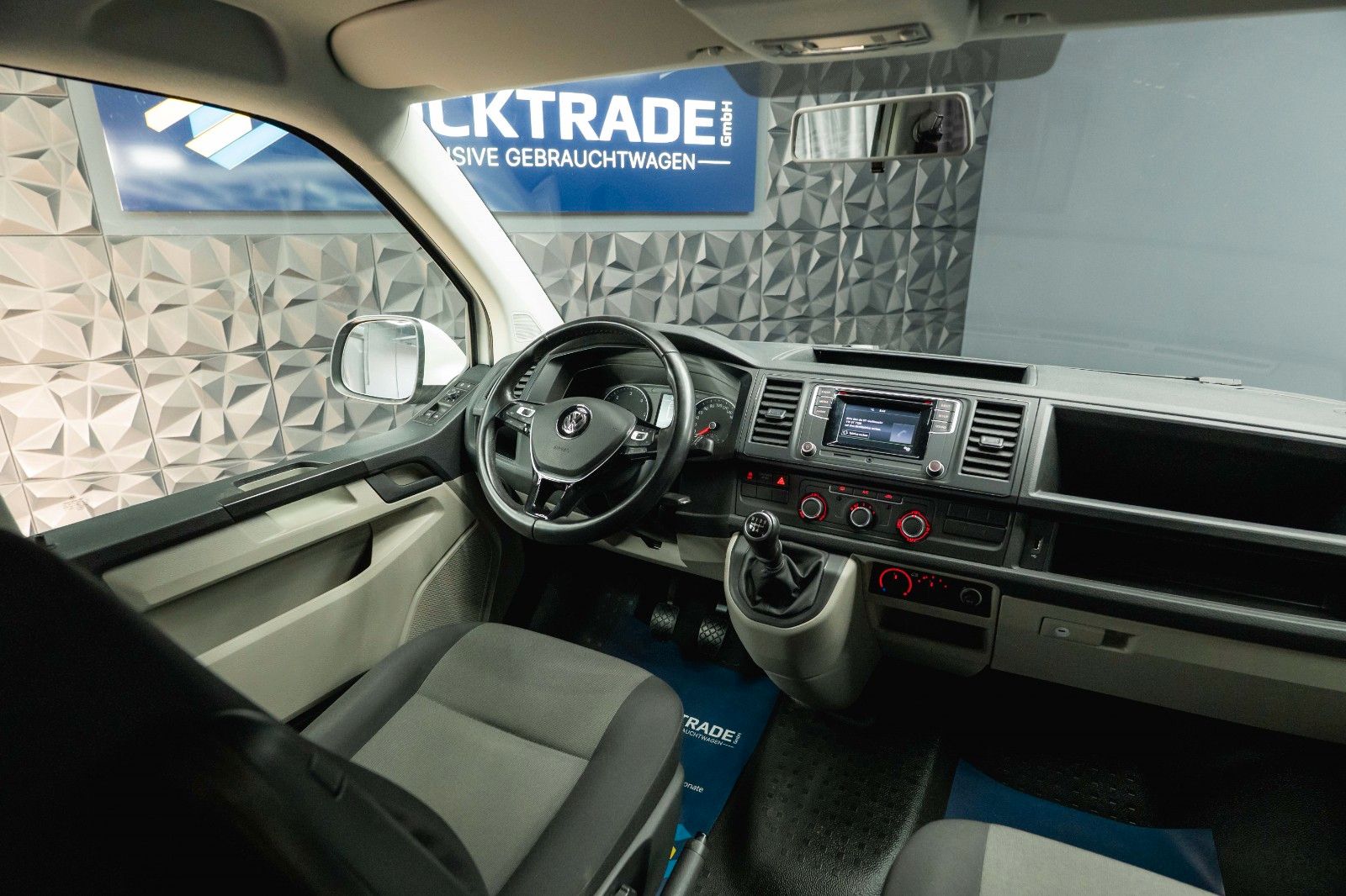 Fahrzeugabbildung Volkswagen T6 Transporter Kombi 8 Sitze *Klima*TÜV Neu*