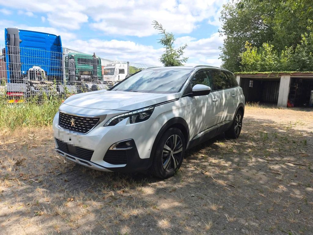 Image of Peugeot e-5008