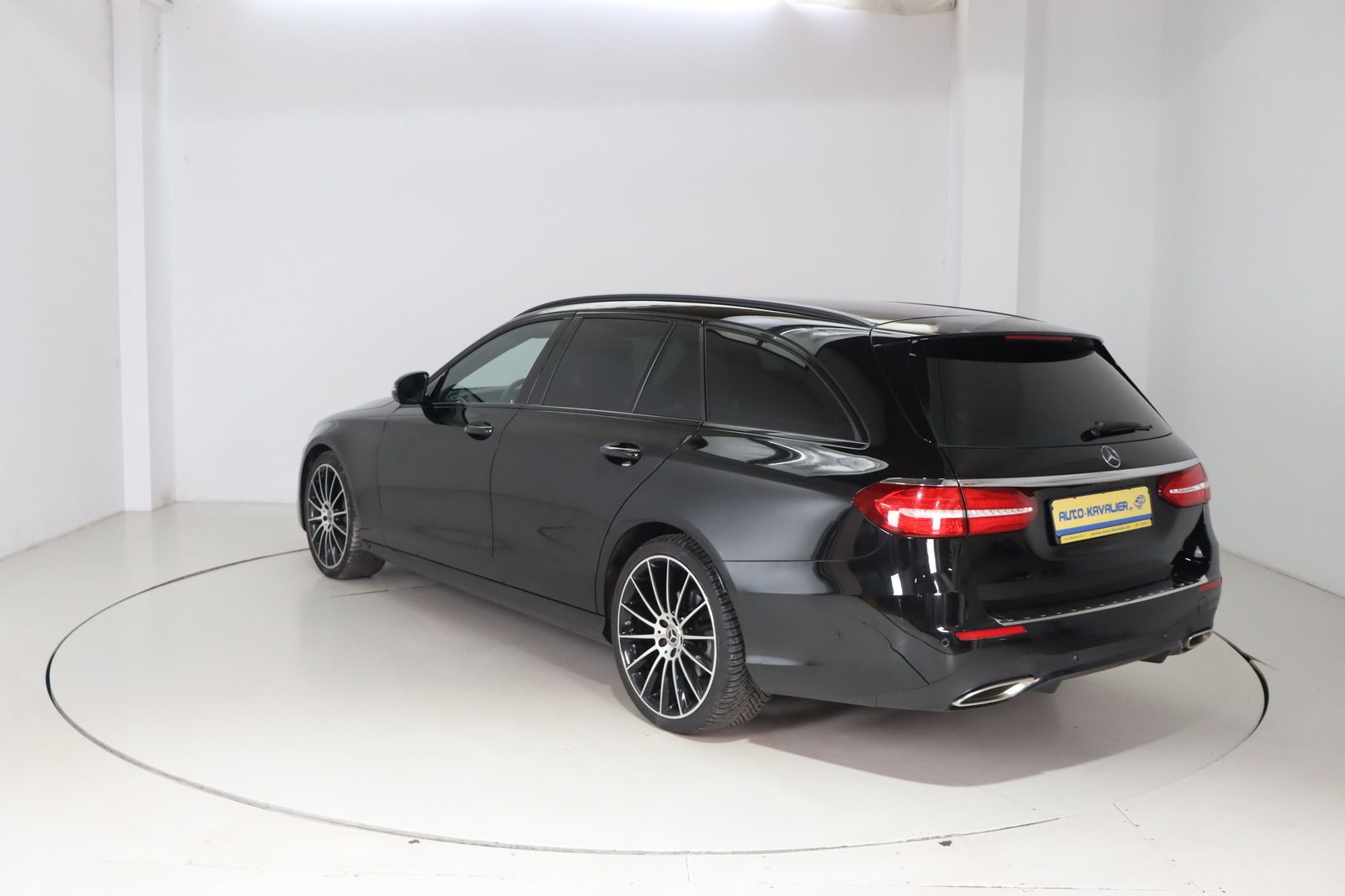 Fahrzeugabbildung Mercedes-Benz E 200 T 4Matic * Schiebedach * Navi * AMG line