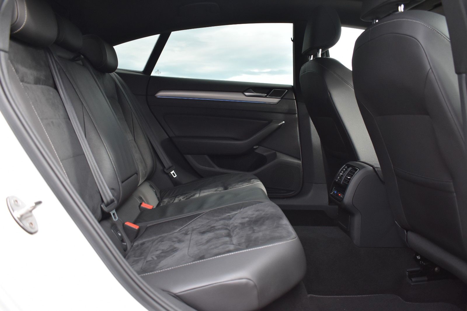 Fahrzeugabbildung Volkswagen Arteon R-Line 4Motion PANO/AHK/STH/MASAGE/DYNAUD