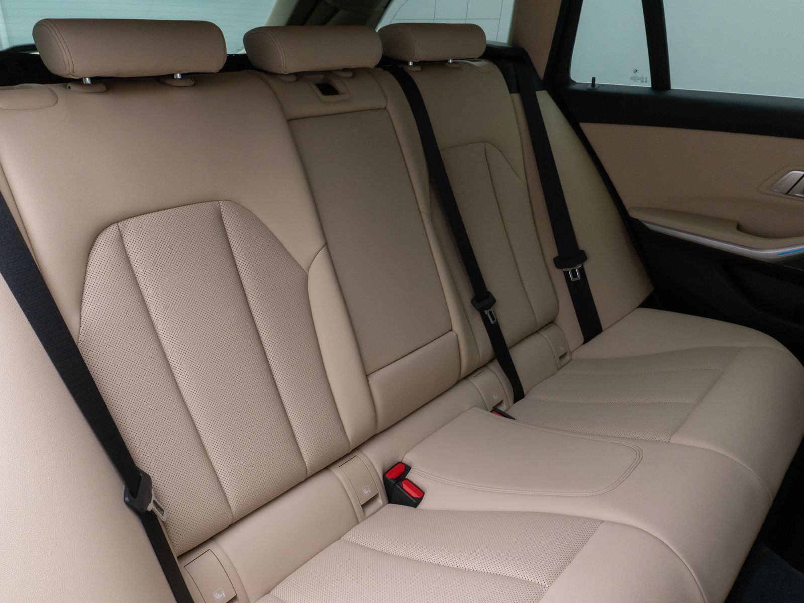 Fahrzeugabbildung BMW 320i Kamera HUD DAB H/K ACC Komfort Alarm Sport