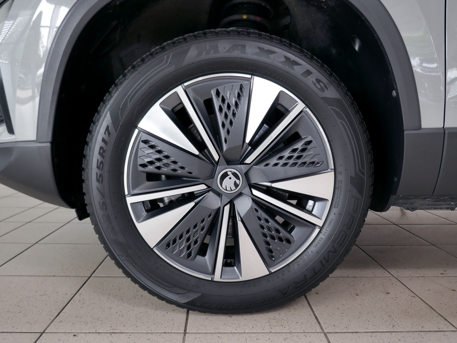 Fahrzeugabbildung SKODA Karoq Tour 4x4 2.0 TDI | LED AHK RFK ACC