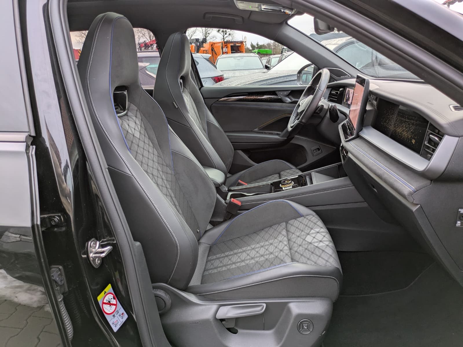 Fahrzeugabbildung Volkswagen Tayron 2.0 TDI 4M R-Line BLACK*7S*IQ-L.*PANO*HUD