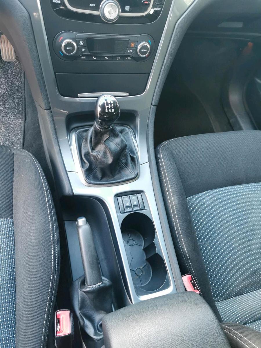 Ford Mondeo 2010 — interior