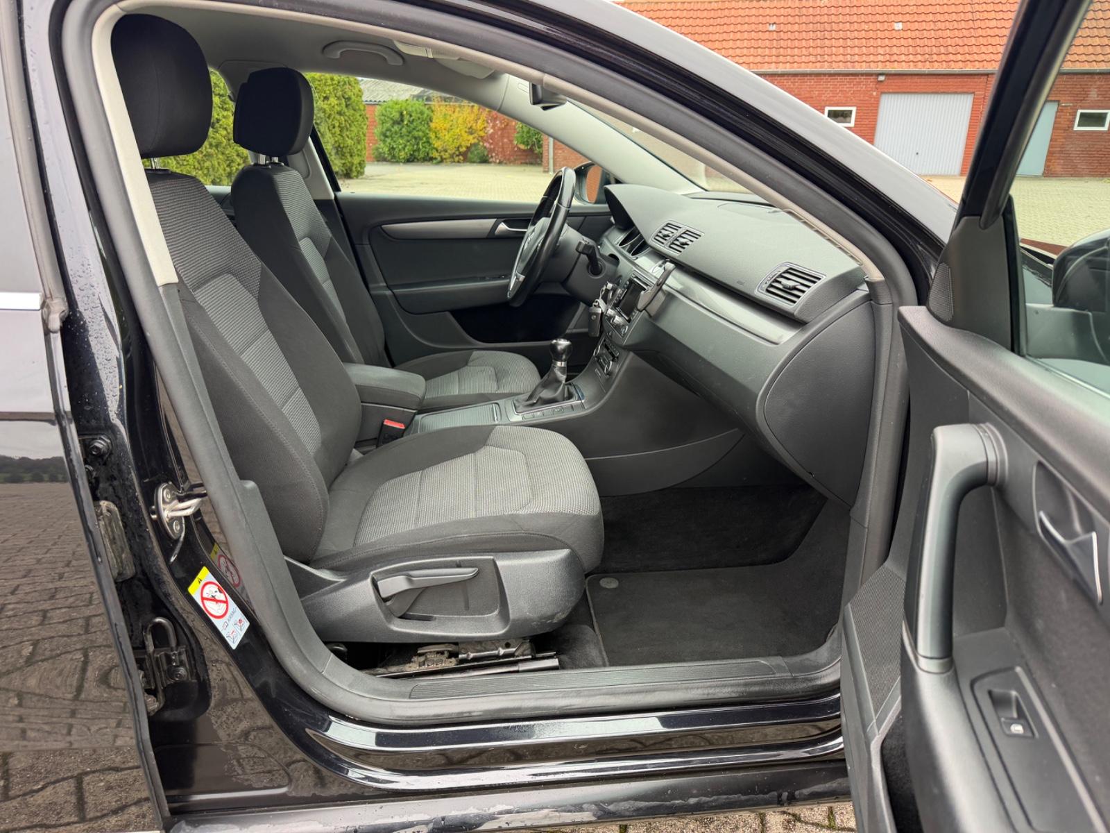 Volkswagen Passat 2011 — photo 13