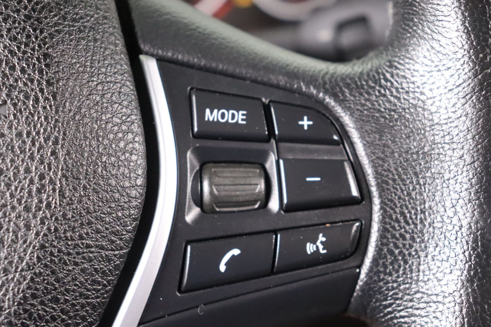 Fahrzeugabbildung BMW 320 i Touring xDrive * Bi- Xenon * Navi