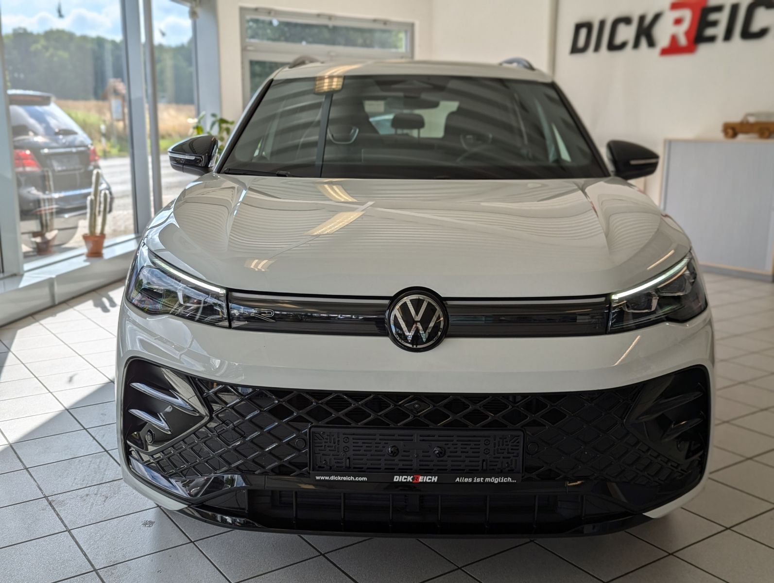 VW Tiguan 2.0TDI R-Line 4M Pano Black AHK Matrix 20 - Image 2