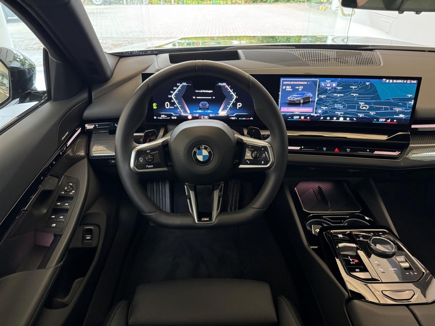 BMW 520 i MSPORT HEADUP+ANHÄNG.KUPPL.+STANDHZ.+PANO+