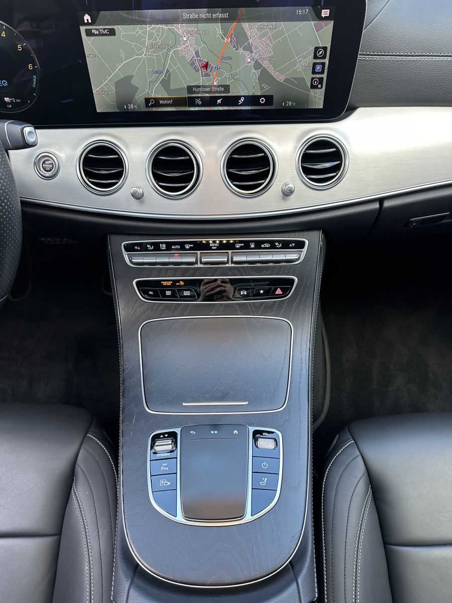 Fahrzeugabbildung Mercedes-Benz E 300de T 4Matic AMG NAV+LED+AHK+WIDESCREEN+PANO
