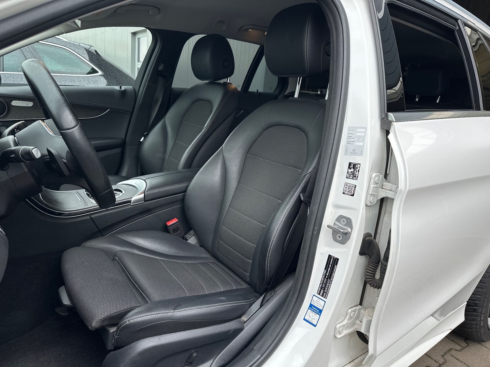 Fahrzeugabbildung Mercedes-Benz C 300 de T AMG-Line NAV+LED+AHK+ACC+KAM+AIRMATIC