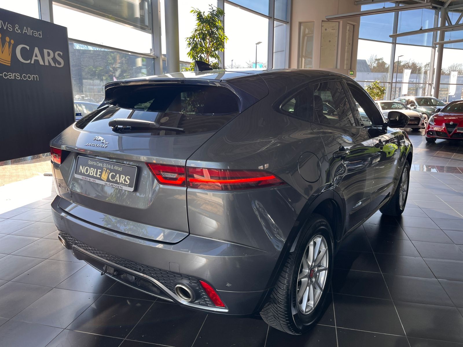 Fahrzeugabbildung Jaguar E-PACE P200 R-Dynamic AWD AHK BLACK PACK ACC