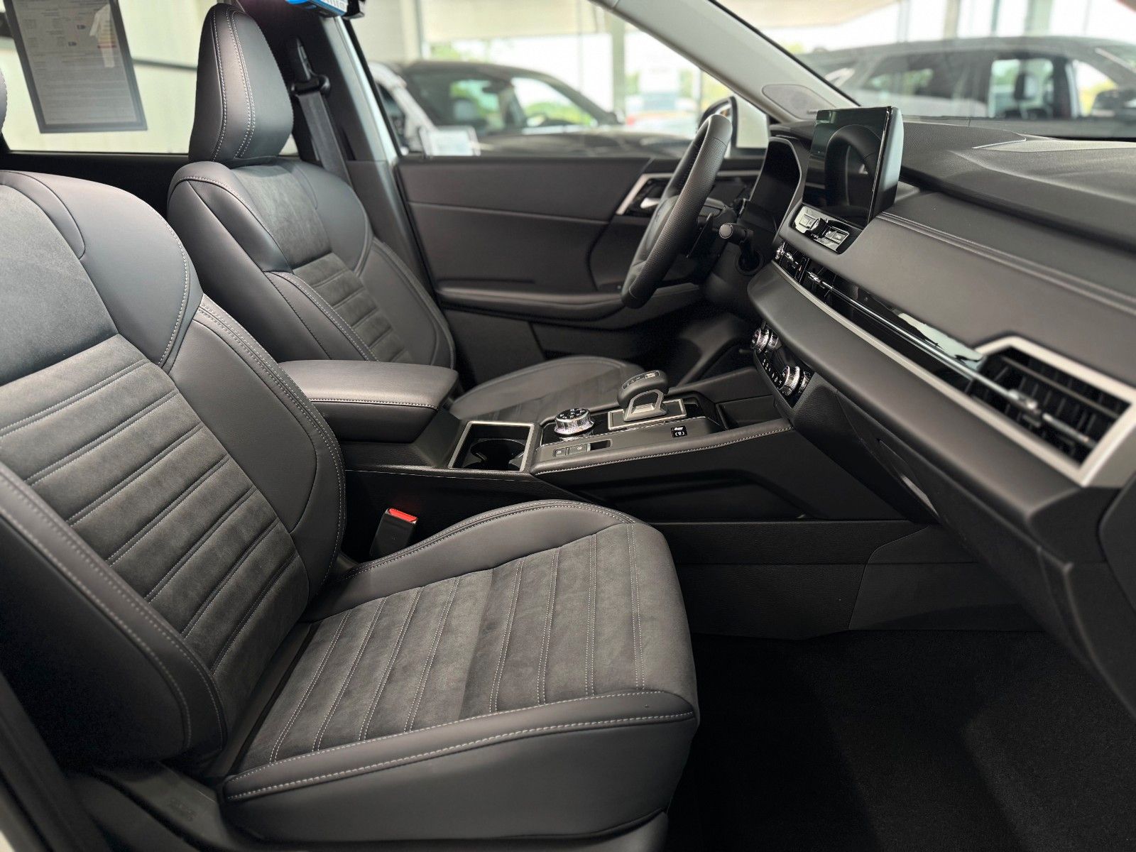 Fahrzeugabbildung Mitsubishi Plug-in Hybrid Outlander Intro Edition
