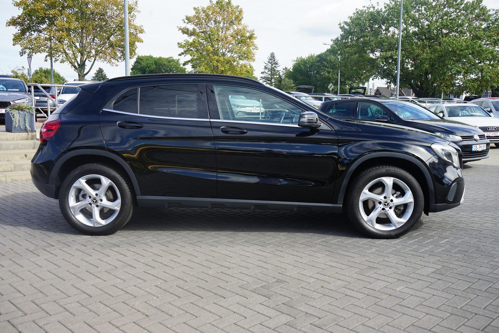 Mercedes-Benz GLA 200 Style LED Navi Sitzheizung Teilleder AHK
