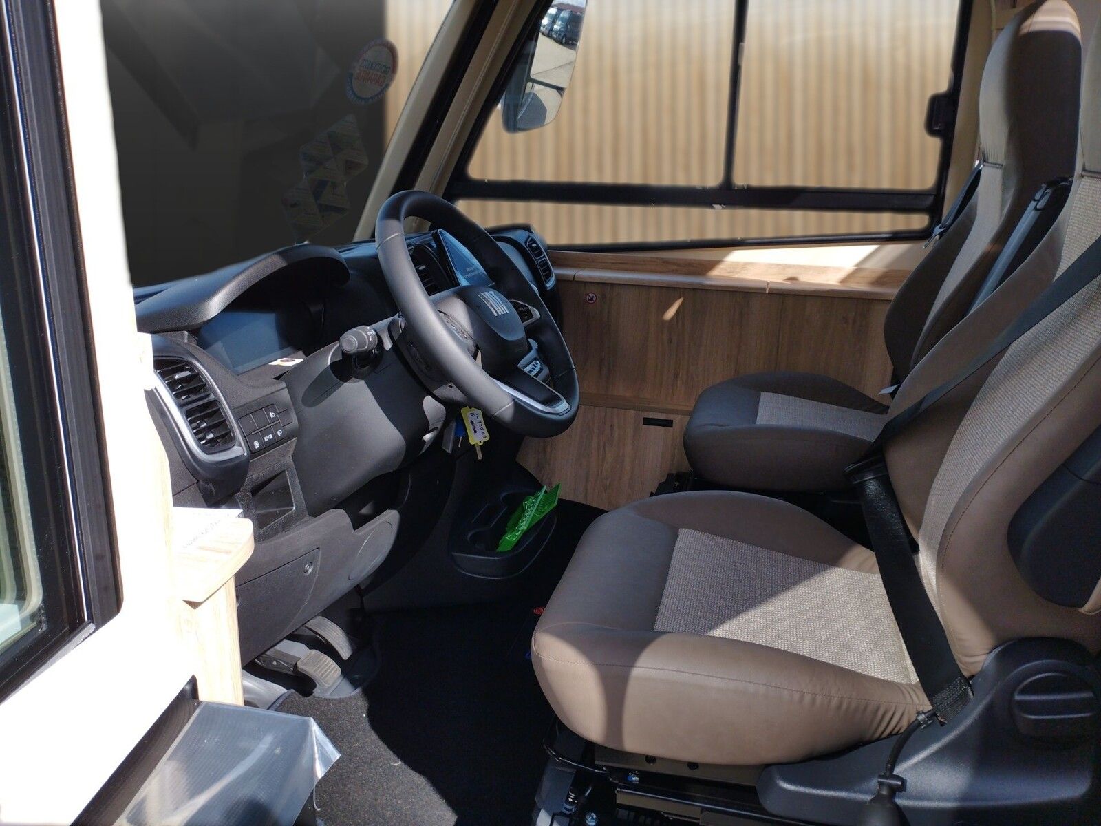 Fahrzeugabbildung Eura Mobil Integra Line IL 720 EB Mondial-Plus-Paket