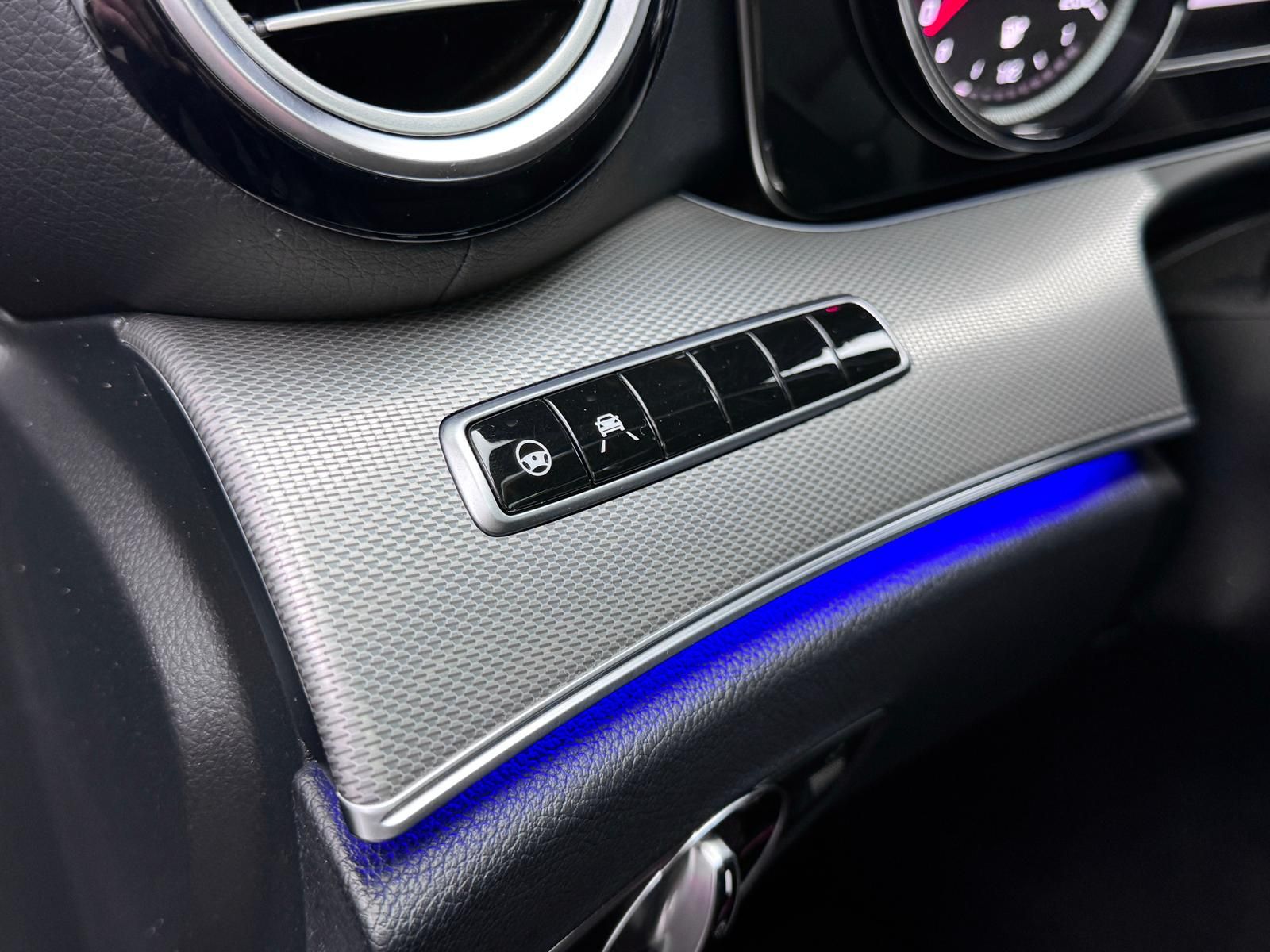 Fahrzeugabbildung Mercedes-Benz E220d T AMG*DISTRO*PANO*LUFT*360°*LED*DAB*ILS+