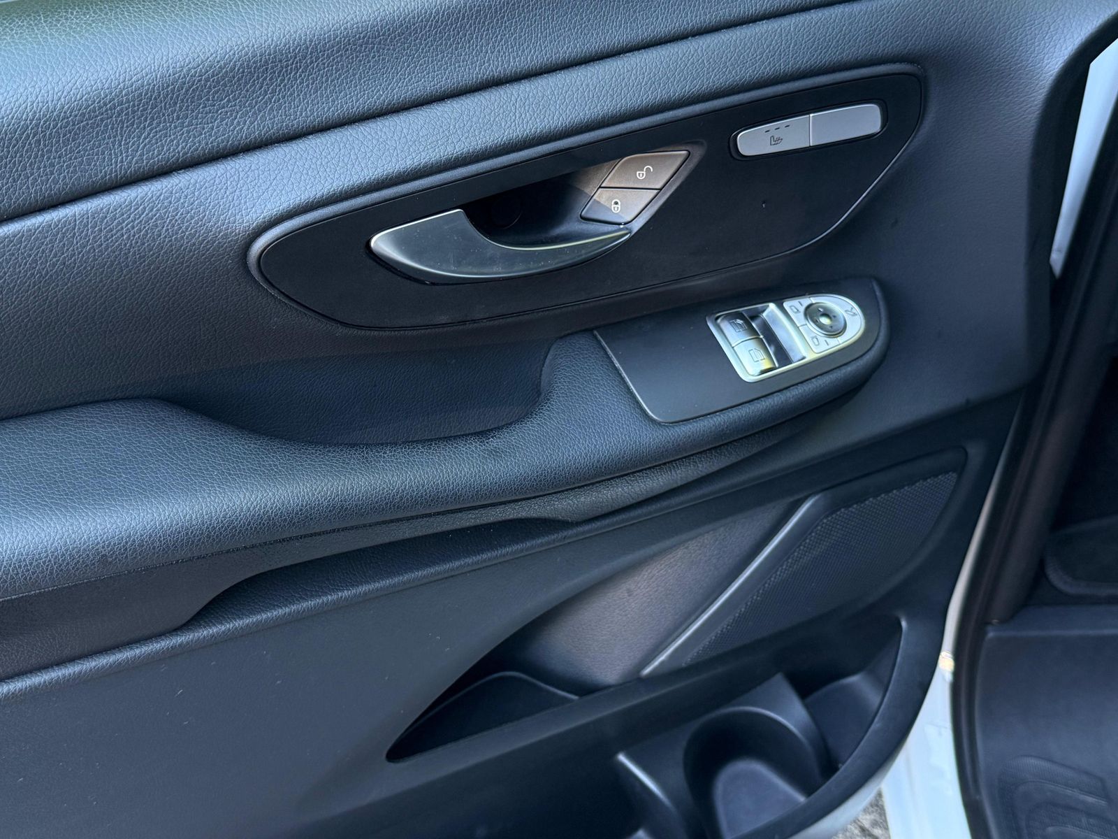 Vehicle illustration Mercedes-Benz V 220 d 9G Long LED+MBUX+DISTR+KAM+SHZ+PARK+7Si