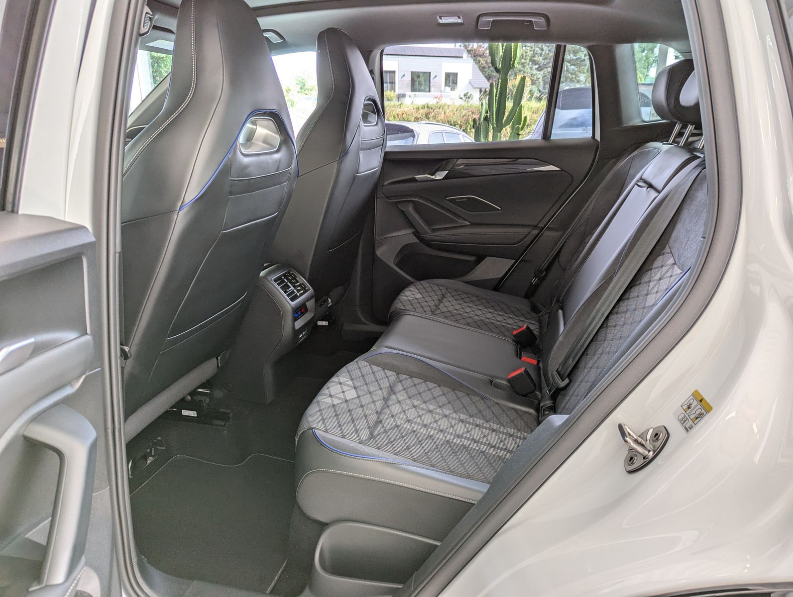 Photo du véhicule Volkswagen Tiguan 2.0TDI R-Line 4M Pano Black AHK Matrix 20