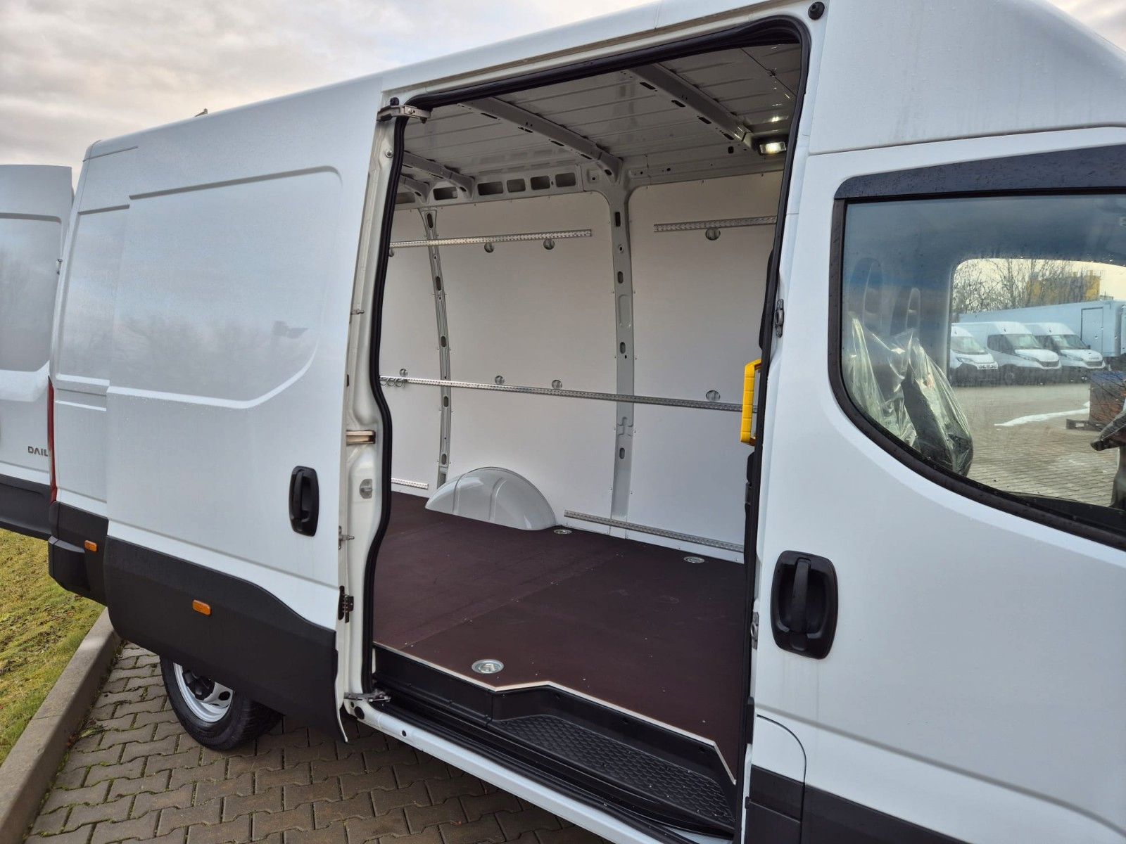 Fahrzeugabbildung Iveco Daily 35S14 Verkleidung/Airline&Holzfußboden