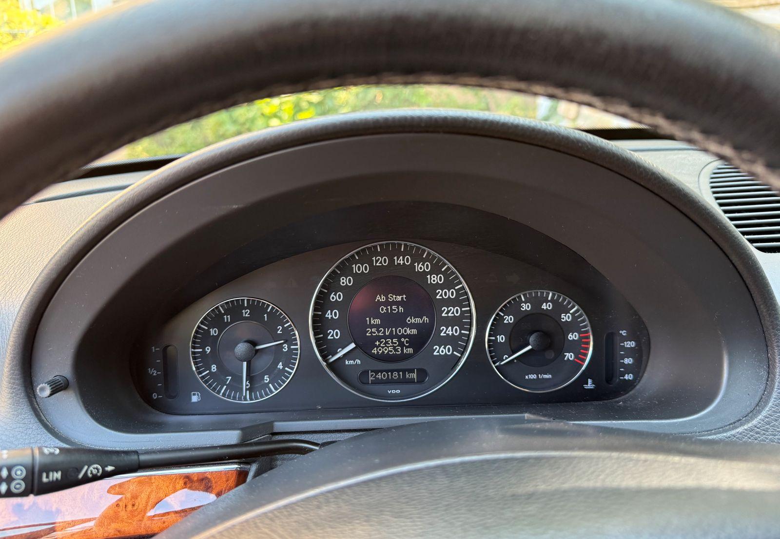 Mercedes-Benz E200 2004 — photo 10