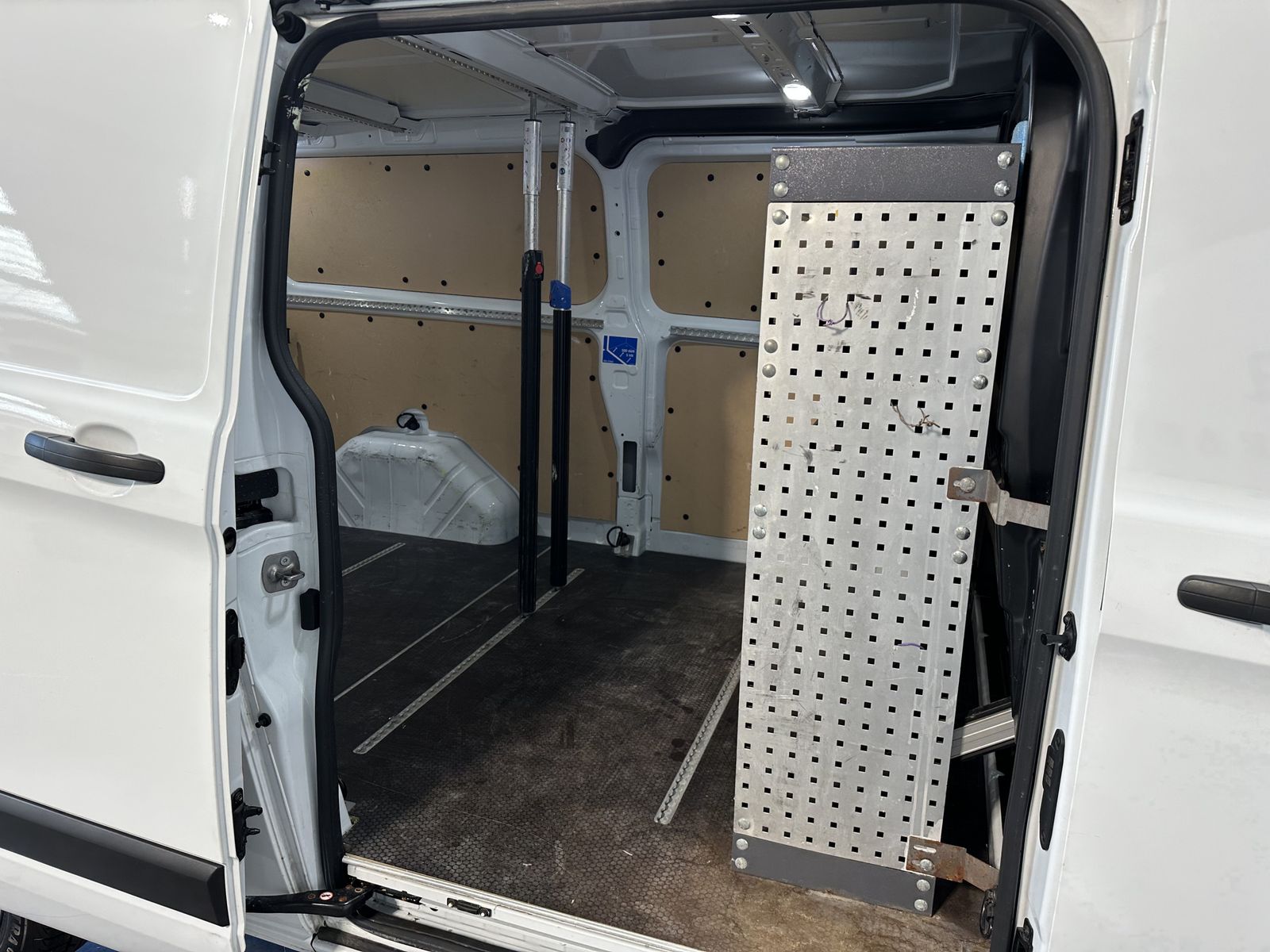 Fahrzeugabbildung Ford Transit Custom 300 L2H1 DAB+WLAN+KAMERA+PP+1HD+B