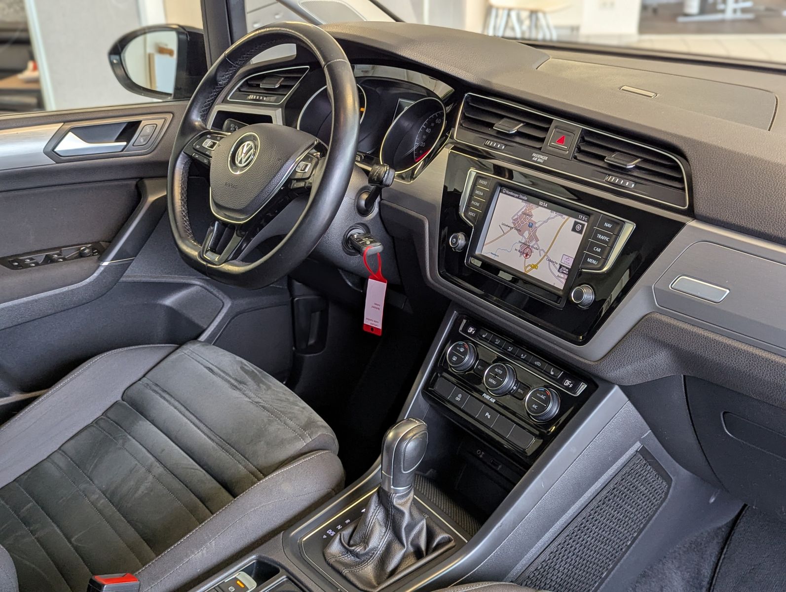 Fahrzeugabbildung Volkswagen Touran 1.4 TSI DSG Comfline 7-Sitze Navi