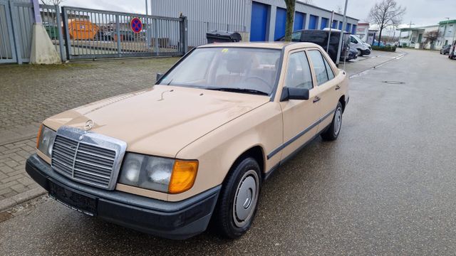 Mercedes-Benz 200 D oldtimer  mit H-Kennzeichen TÜV & SERVICE