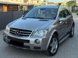 Mercedes-Benz ML 63 AMG SchiebiDach Voll - silberne Mercedes-Benz ML 63 AMG