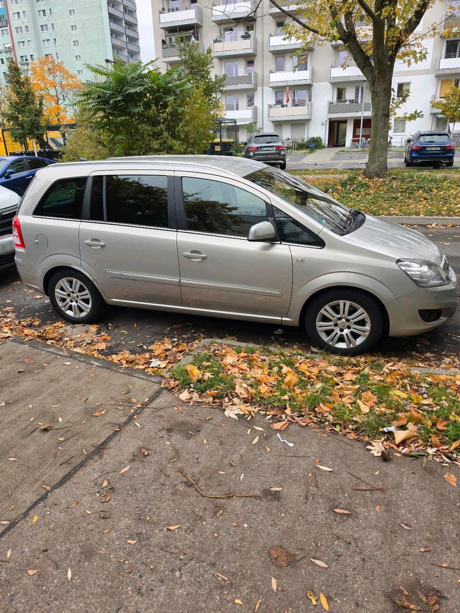 Opel Zafira 2010 — interior