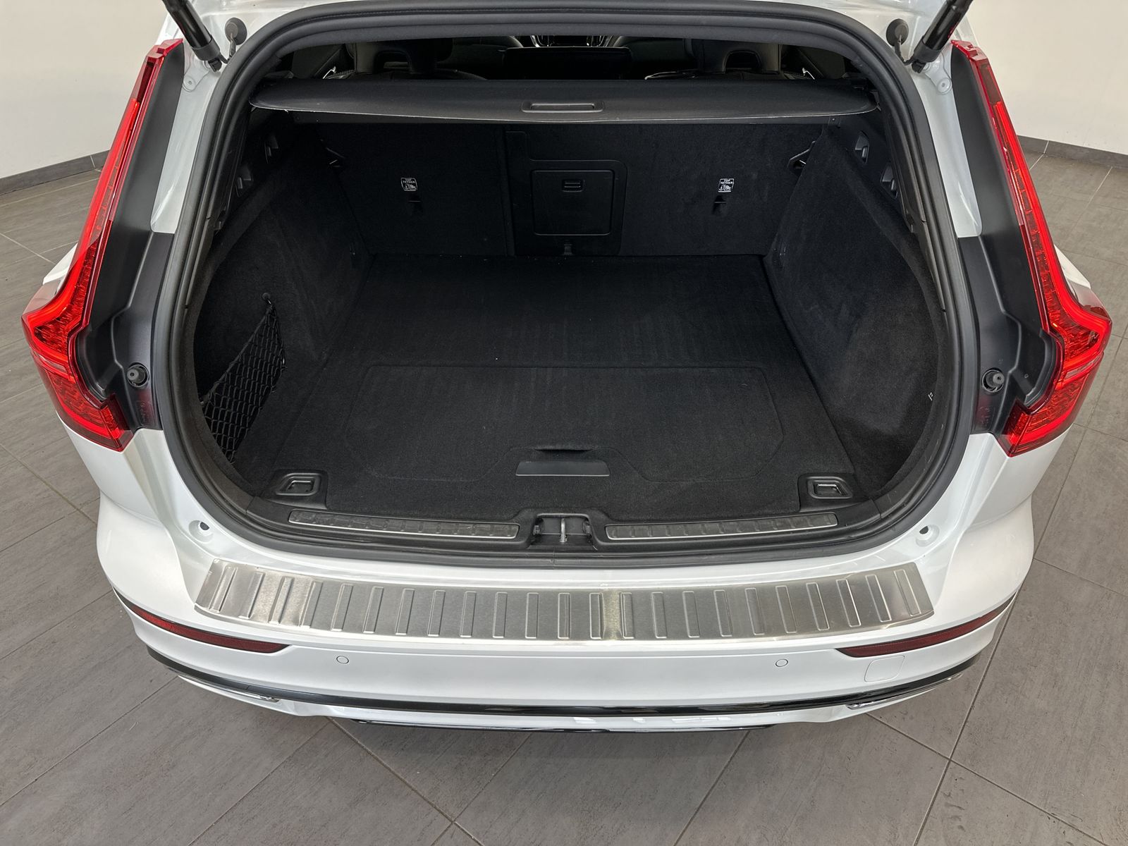Fahrzeugabbildung Volvo V60 T6 AWD Recharge R-Design NAV+LED+AHK+PANO+VC