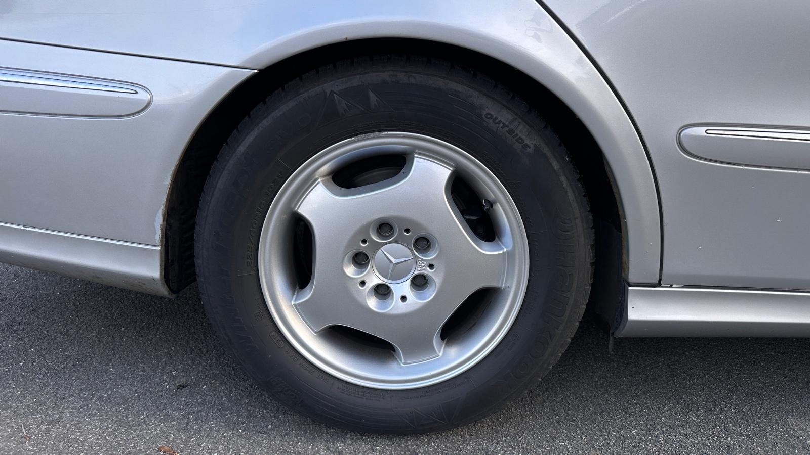 Mercedes-Benz E240 2005 — photo 39