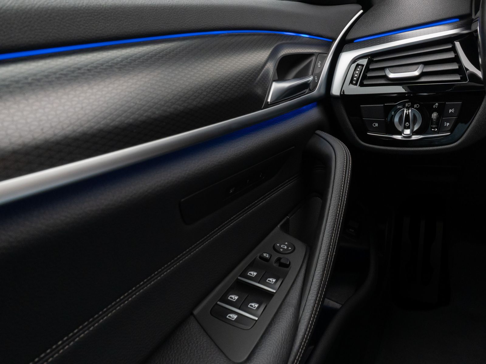 Fahrzeugabbildung BMW 530d M Sport 360° HUD DAB H/K Komfortsitze ACC