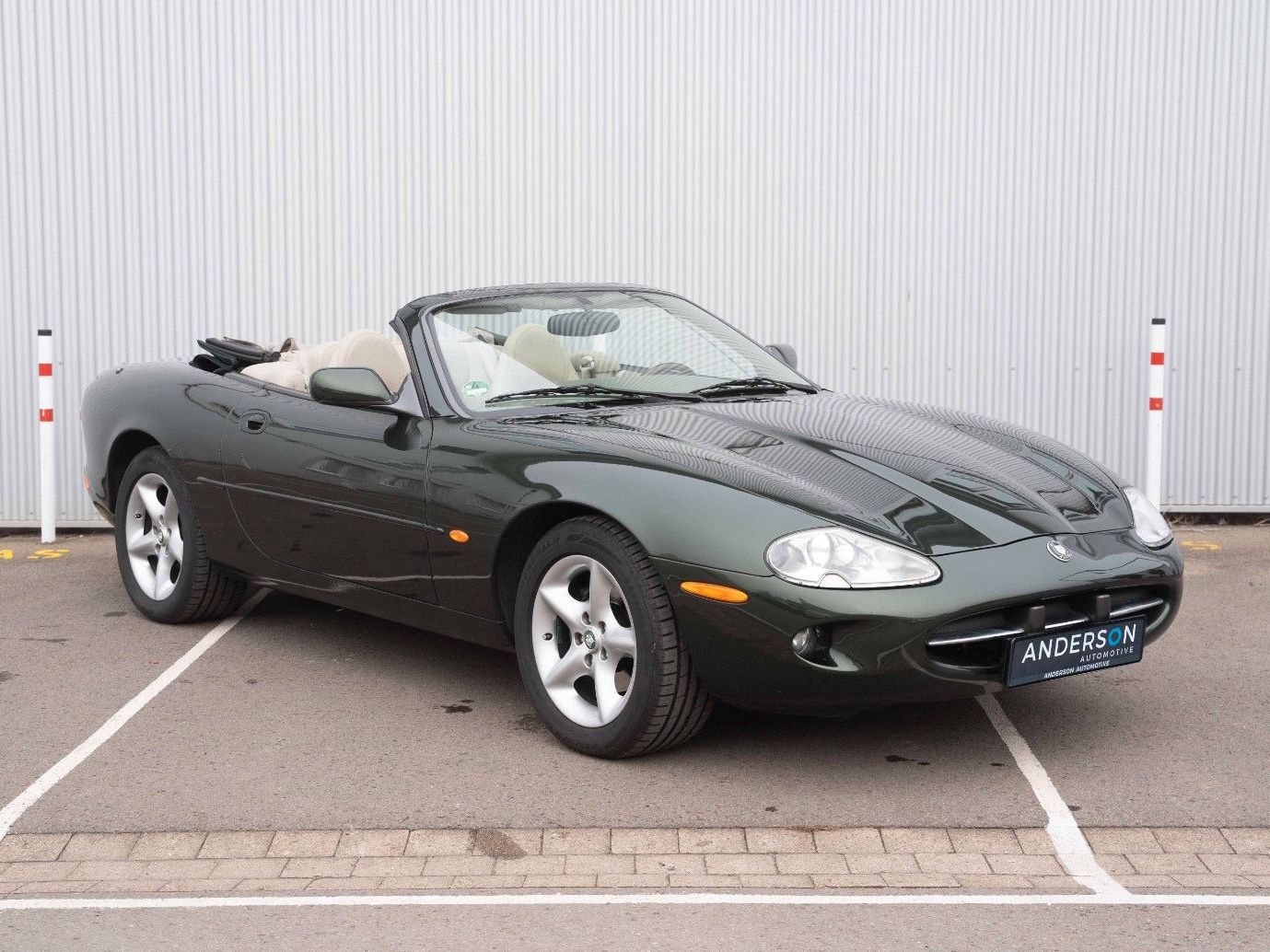 Fahrzeugabbildung Jaguar XK8 CABRIOLET XENON TEMPOMAT LEDER PDC SHZ 18"