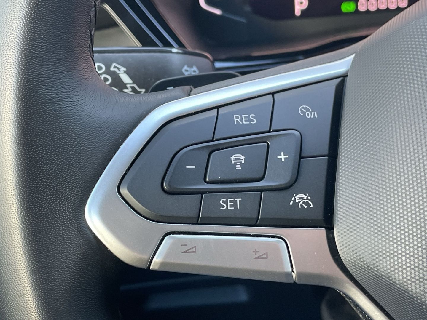 Touran 2.0TDI DSG R-Line AHK/Kamera/ACC/Navi/LED