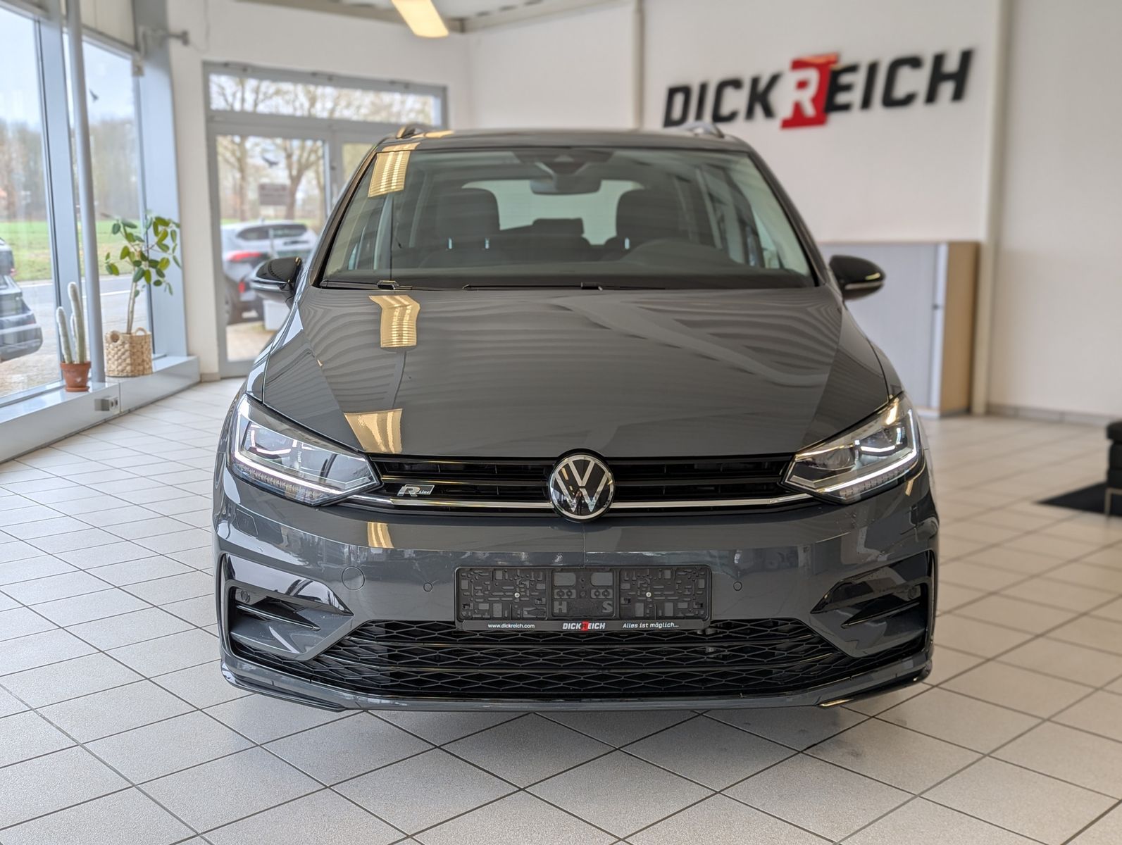 VW Touran 2.0 DSG R-Line High. Pano 7-Si IQ.Dri AHK - Image 2