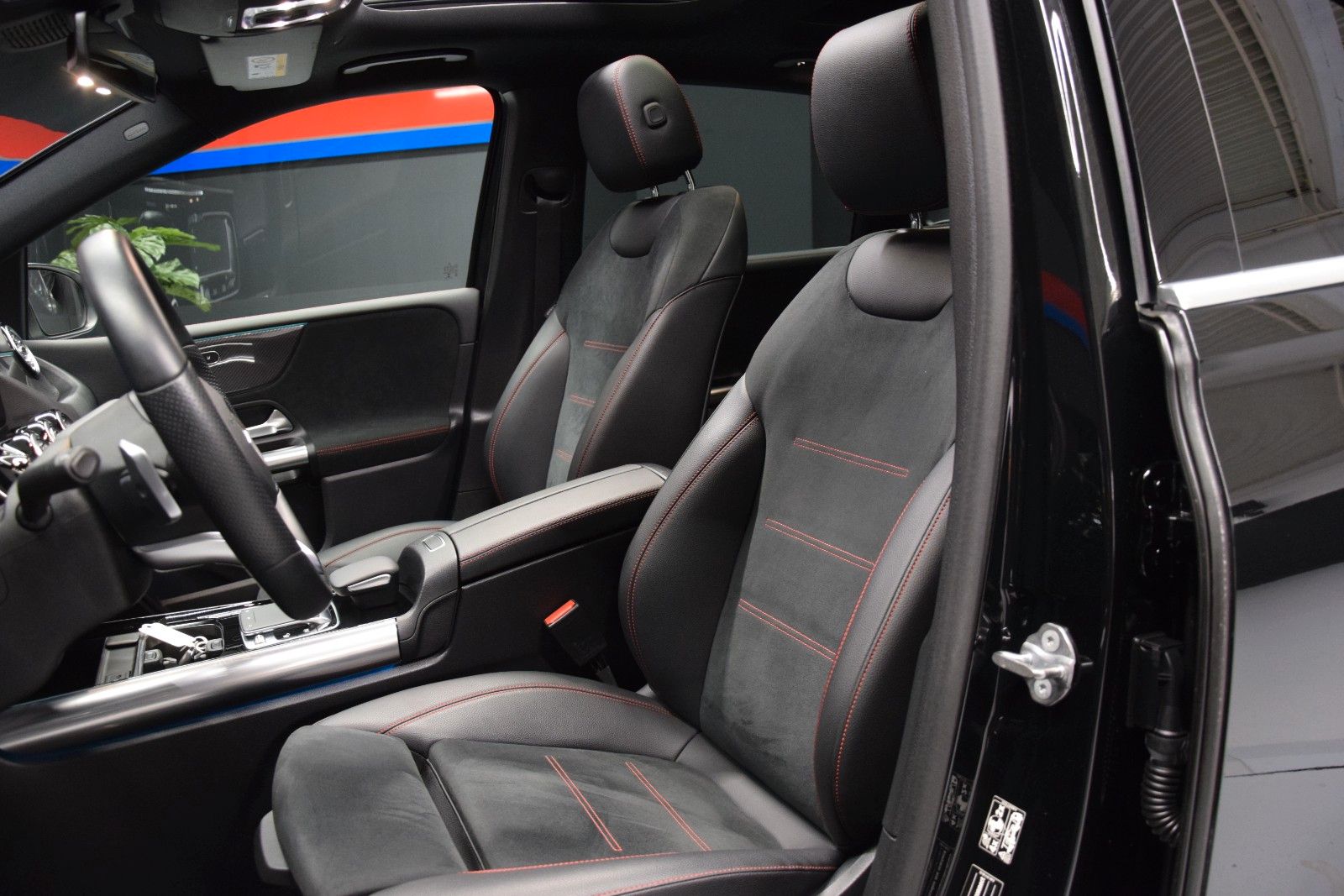 Fahrzeugabbildung Mercedes-Benz B 220 4Matic AMG-Line Pano LED Kamera Tempomat
