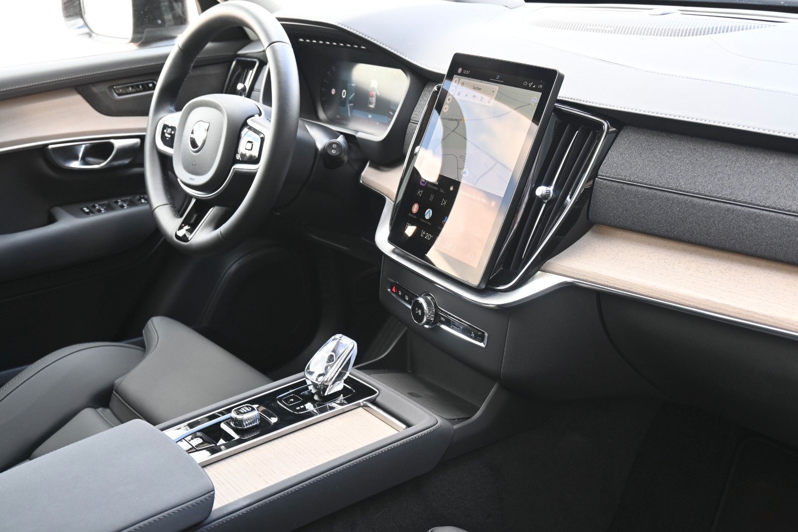 Fahrzeugabbildung Volvo XC90 T8 AWD Plus Dark*PANO*360°*HuD*H&K*ACC