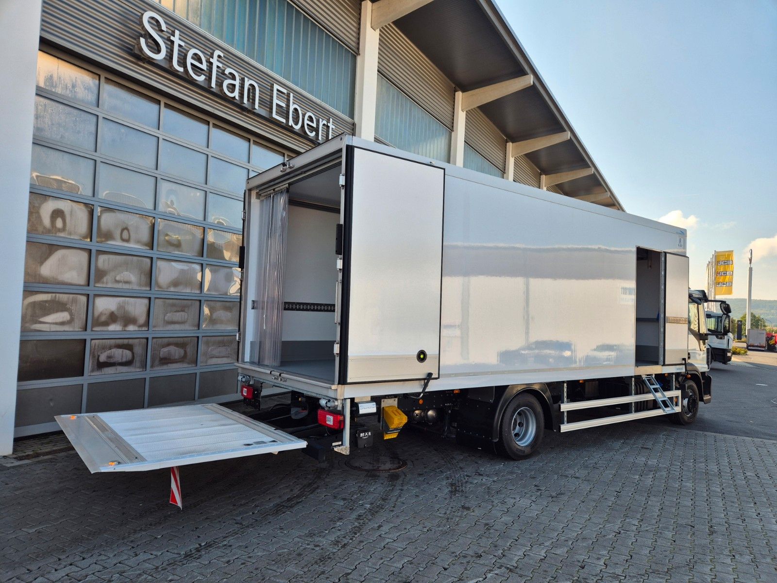 Fahrzeugabbildung Iveco Eurocargo ML160E28/P Carrier Supra 1250 LBW Tür