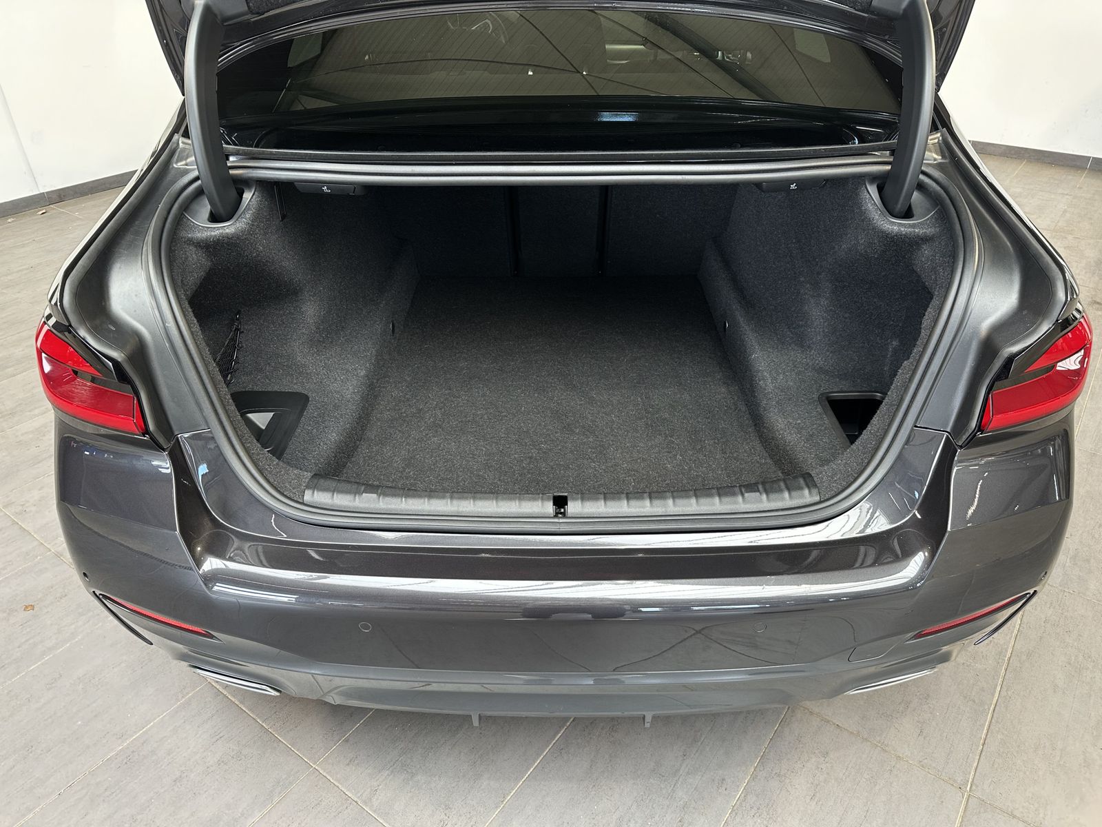 Fahrzeugabbildung BMW 520d M-Sport NAV+LED+ACC+SHZ+VCOCK+LEDER+KEYLESS