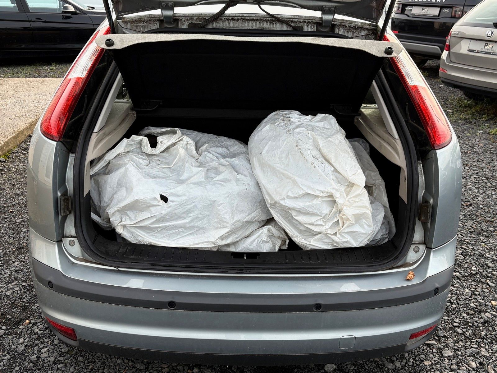 Fahrzeugabbildung Ford Focus 1.6 Lim. Ghia Klimaauto Glasdach SHZ PDC