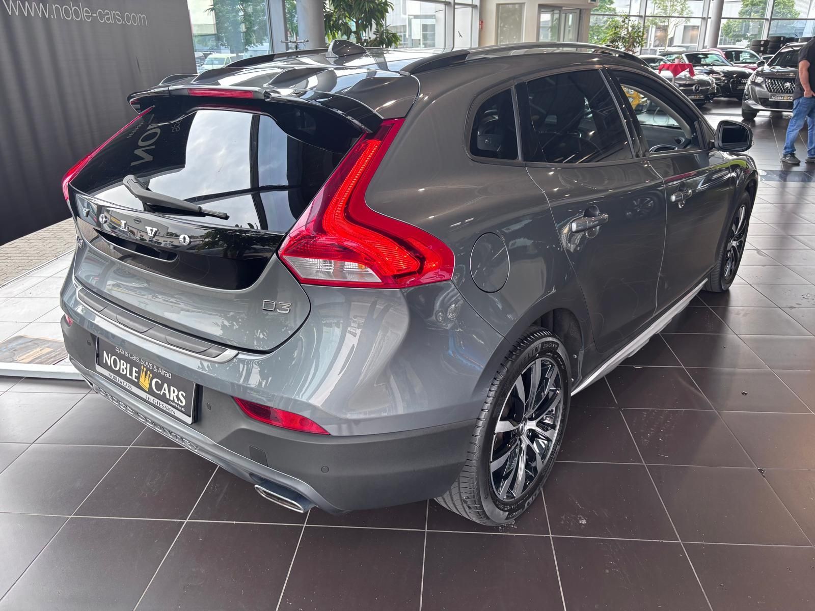 Fahrzeugabbildung Volvo V40 Cross Country Plus PANO ACC BLIS LED