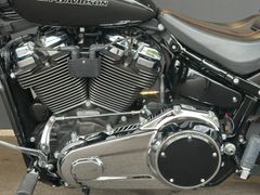HARLEY DAVIDSON Softail Breakout 107 mit JEKILL & HYDE KLAPPE
