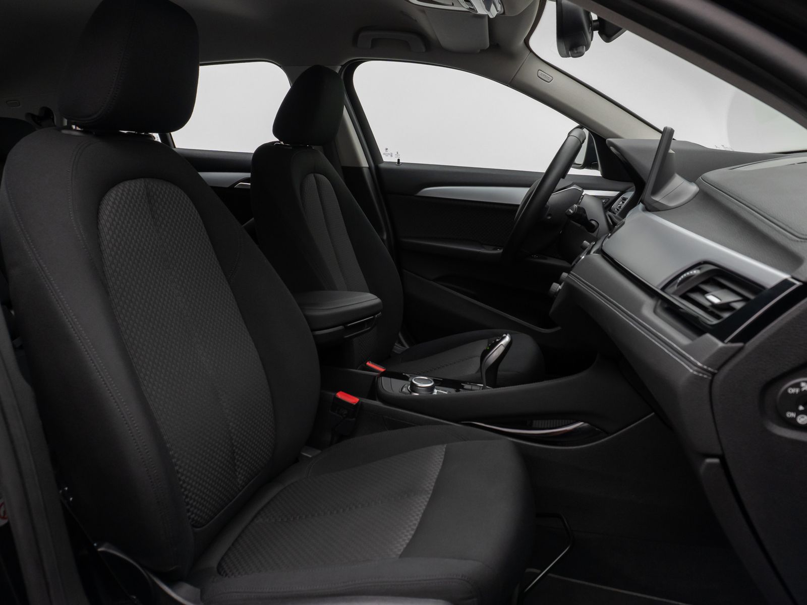 Fahrzeugabbildung BMW X2 sD20i HUD DAB Navi+Parkassist DrivAssis Alarm
