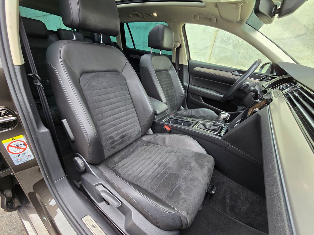 VW Passat Variant R-Line 2.0TDI 150PS DSG Pano DAB VW Passat Variant R-Line 2.0TDI 150PS DSG Pano DAB