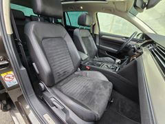 VW Passat Variant R-Line 2.0TDI 150PS DSG Pano DAB VW Passat Variant R-Line 2.0TDI 150PS DSG Pano DAB