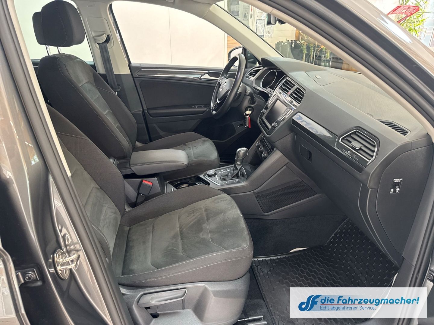 Fahrzeugabbildung Volkswagen Tiguan Highline R-LINE 4Motion 2.0 TSI DSG Sport