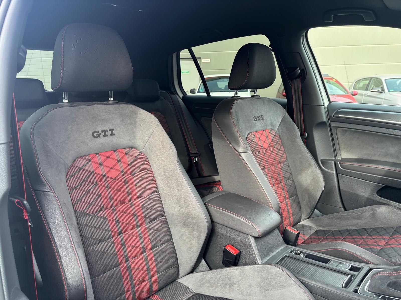 Fahrzeugabbildung Volkswagen Golf GTI TCR AKRAPOVIC-DYNAUDIO-ACC-RFK-DCC-ALC.