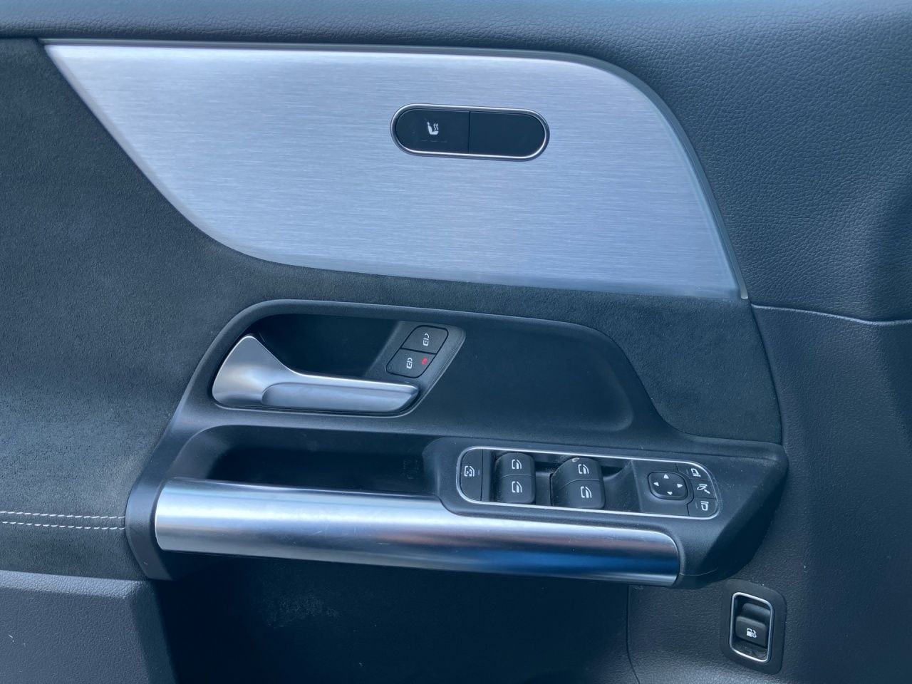 Fahrzeugabbildung Mercedes-Benz B 250 e AMG+AHK+MULTIBEAM+PANORAMA+STNDHZ+KAMERA